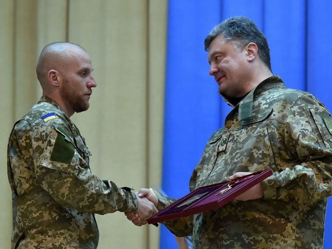Президент Украины Петр Порошенко наградил орденом Богдана Хмельницкого I степени комбата 79-й бригады Максима Миргородского