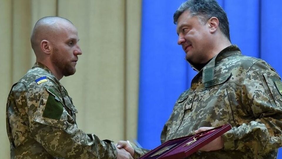 Президент Украины Петр Порошенко наградил орденом Богдана Хмельницкого I степени комбата 79-й бригады Максима Миргородского