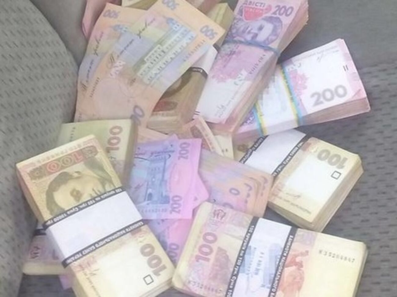 Злоумышленники за сутки "отмывали" по 300 тыс. грн