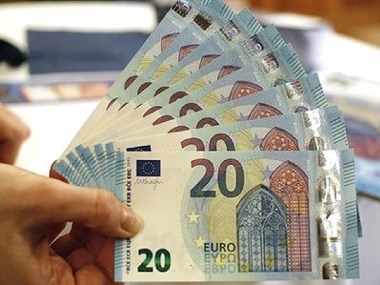 СМИ: На новых купюрах 20 евро добавится надпись валюты кириллицей