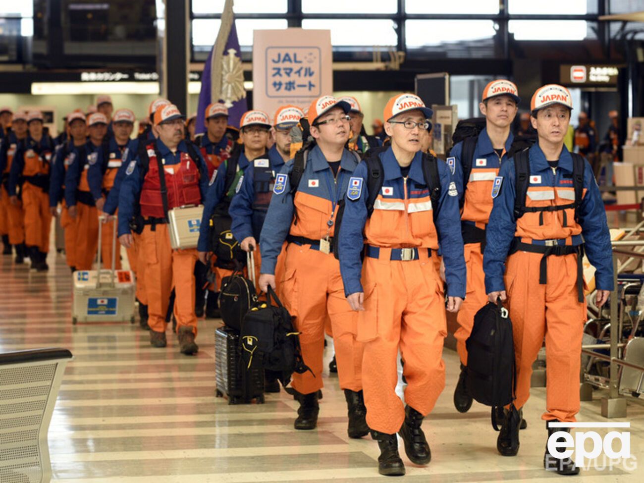 Поиски пострадавших в результате землетрясения продолжаются