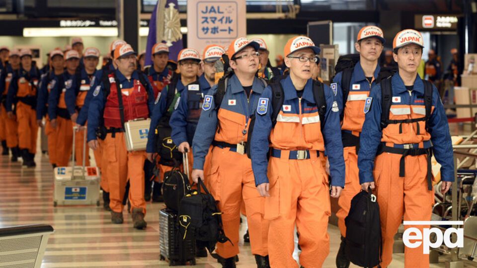 Поиски пострадавших в результате землетрясения продолжаются