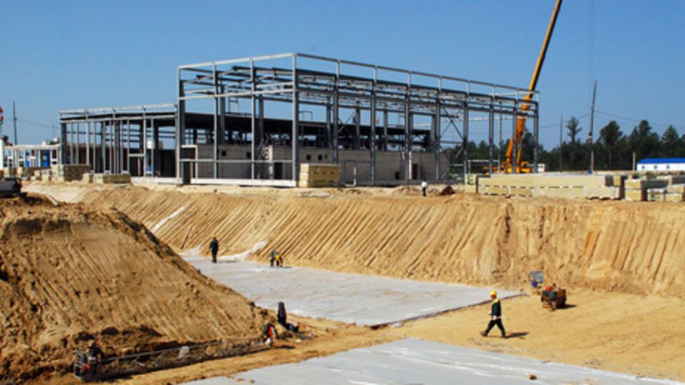 По данным самих строителей, 214 из 300 сотрудников не получали деньги с января