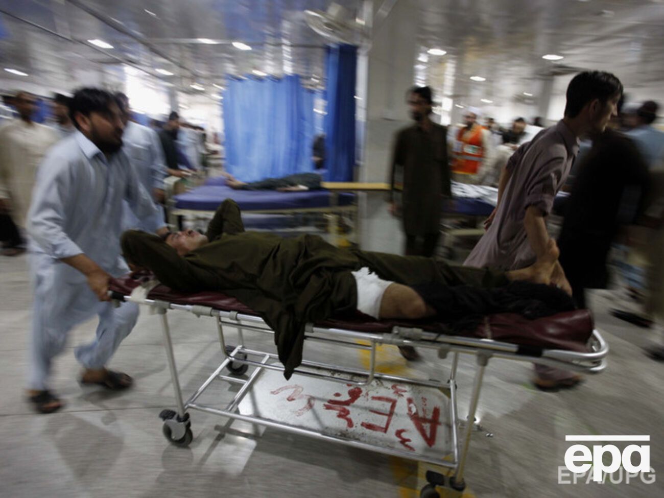 Жертвами непогоды стали по меньшей мере 37 человек