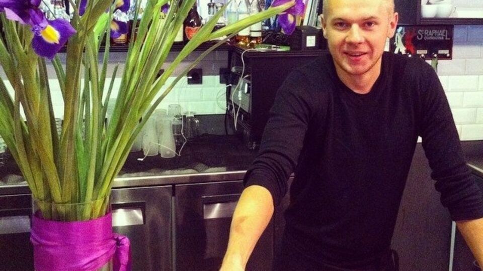 Александр Ищенко работал барменом в кафе