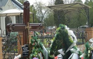 У могилы сына Януковича по-прежнему много искусственных цветов и венков с памятными надписями