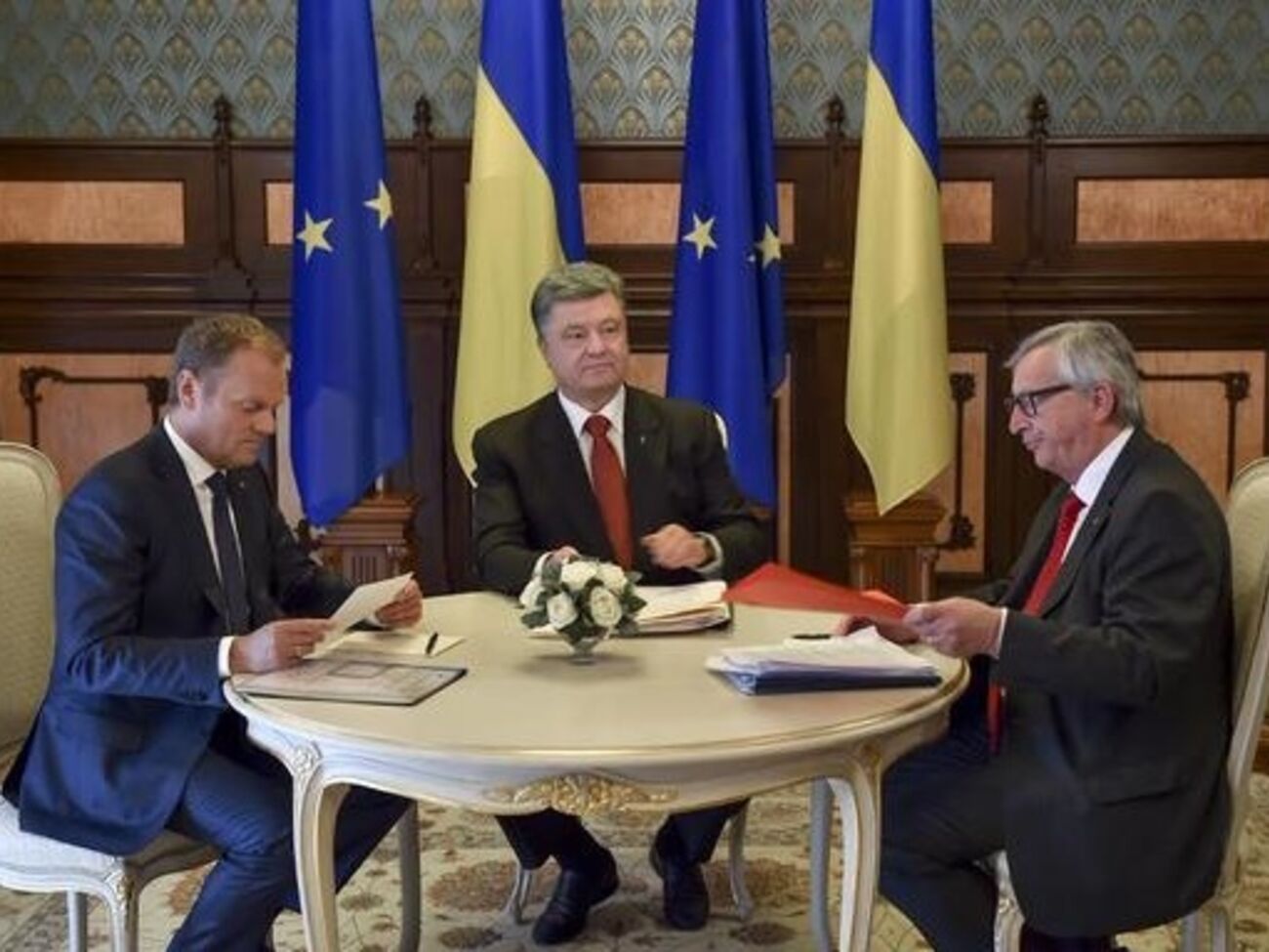 Дональд Туск, Петр Порошенко и Жан-Клод Юнкер во время встречи в Киеве