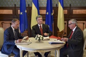 Дональд Туск, Петр Порошенко и Жан-Клод Юнкер во время встречи в Киеве