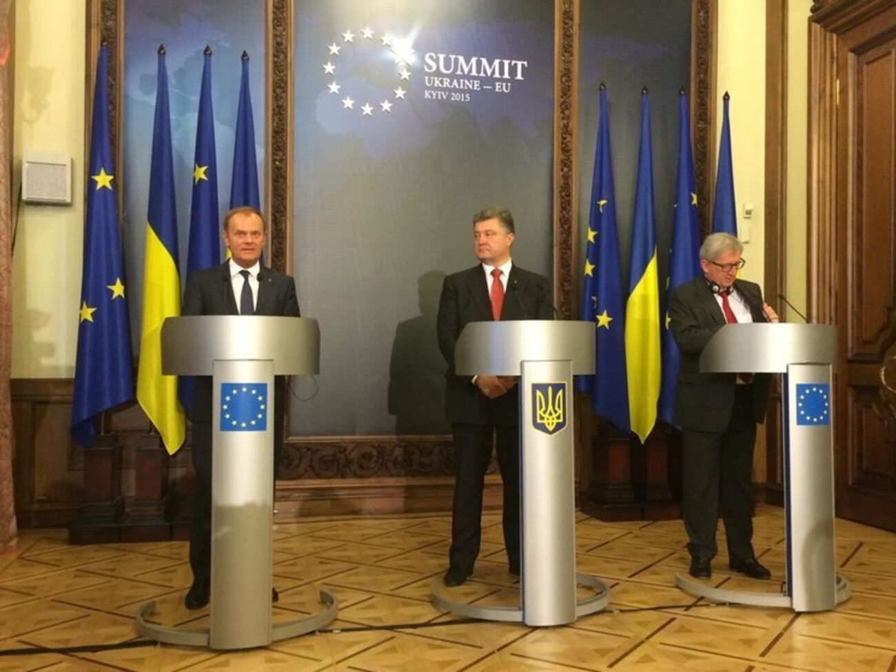 Дональд Туск, Петр Порошенко и Жан-Клод Юнкер на пресс-конференции после саммита Украина – ЕС в Киеве