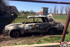 Сгоревший в результате попадания снаряда автомобиль