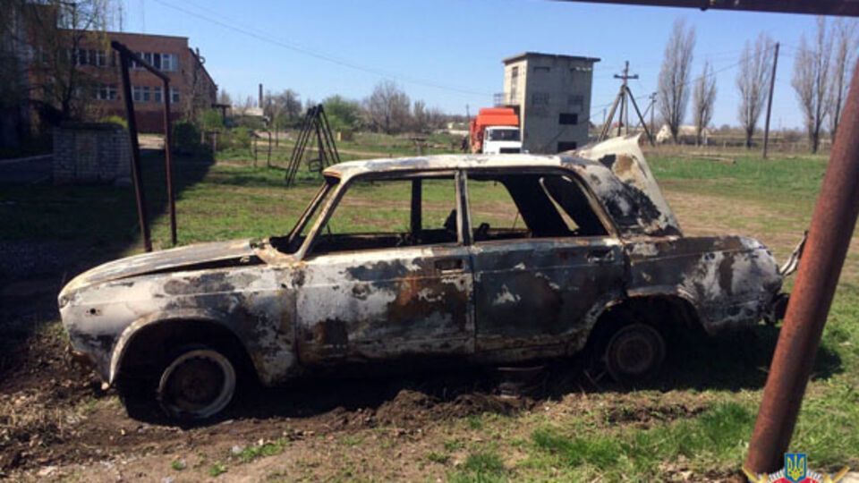 Сгоревший в результате попадания снаряда автомобиль