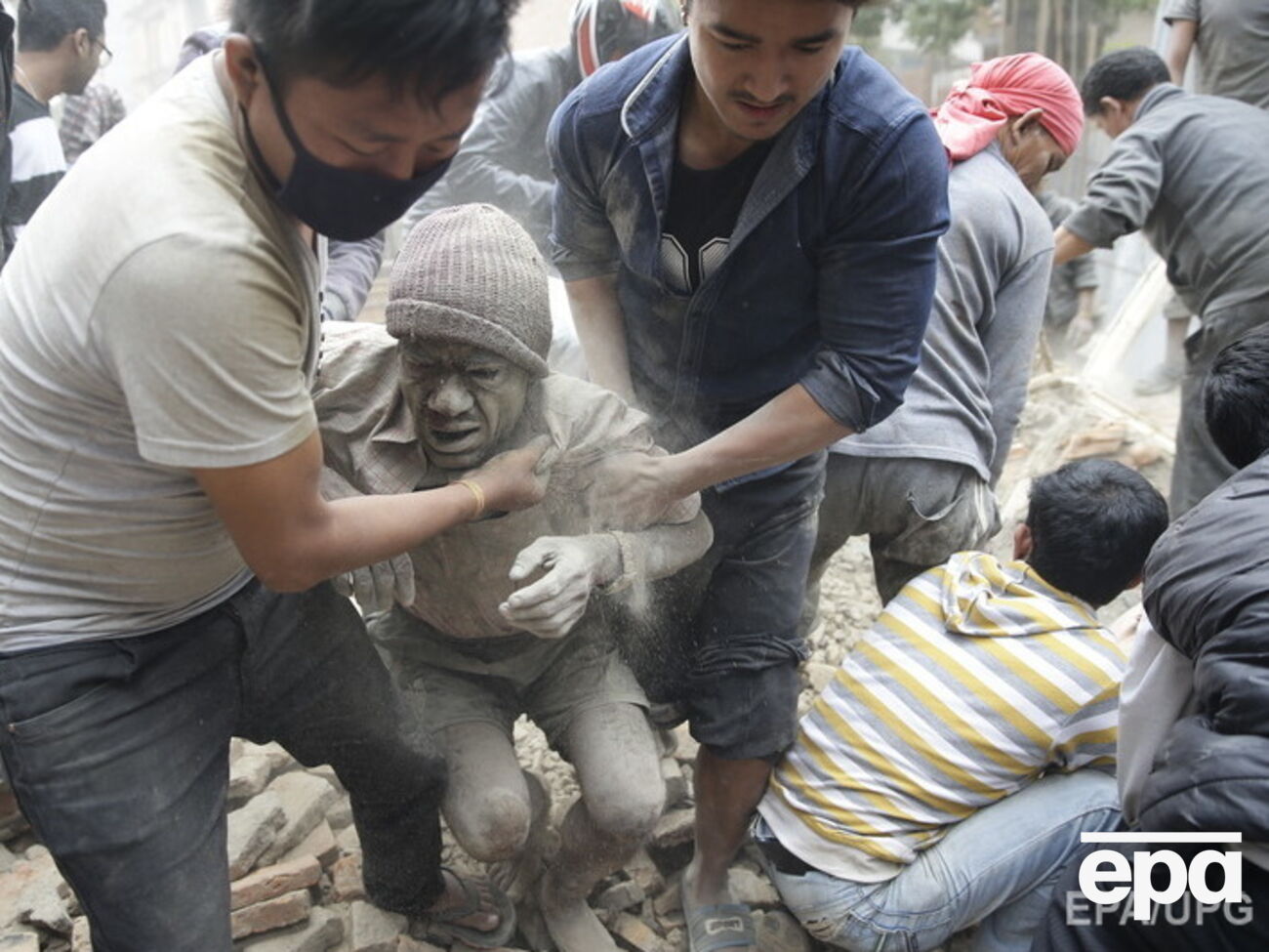 После мощного землетрясения в Непале продолжаются поисковые работы. Фоторепортаж