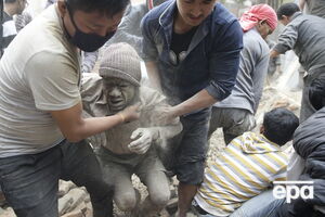 После мощного землетрясения в Непале продолжаются поисковые работы. Фоторепортаж