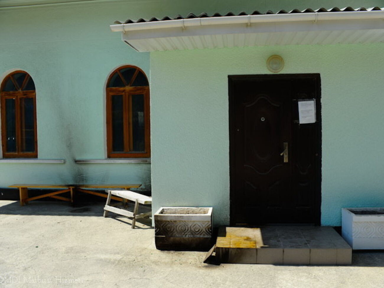 Здание мечети пострадало незначительно