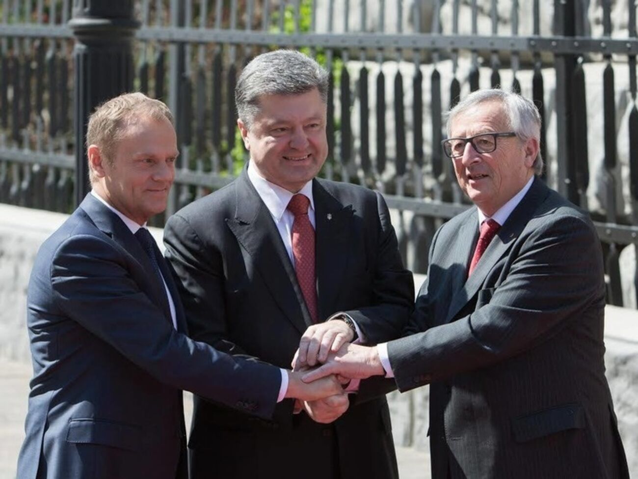 Президент Украины Петр Порошенко с главой Европейского совета Дональдом Туском и президентом Еврокомиссии Жаном-Клодом Юнкером на саммите Украина&nbsp;&mdash; ЕС в Киеве