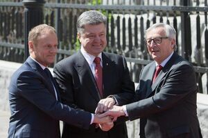 Президент Украины Петр Порошенко с главой Европейского совета Дональдом Туском и президентом Еврокомиссии Жаном-Клодом Юнкером на саммите Украина — ЕС в Киеве