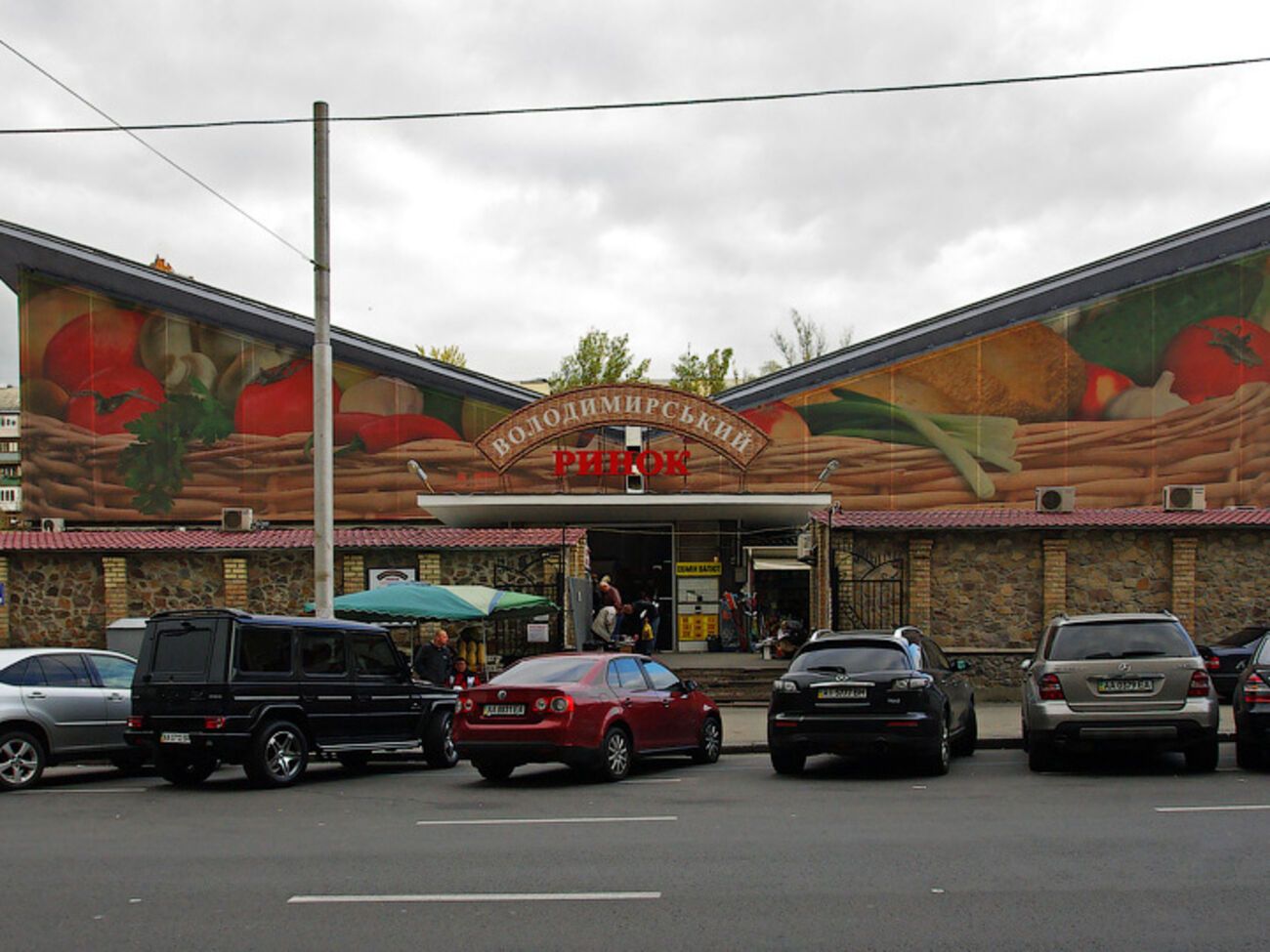 Вследствие пожара уничтожена кровля павильона