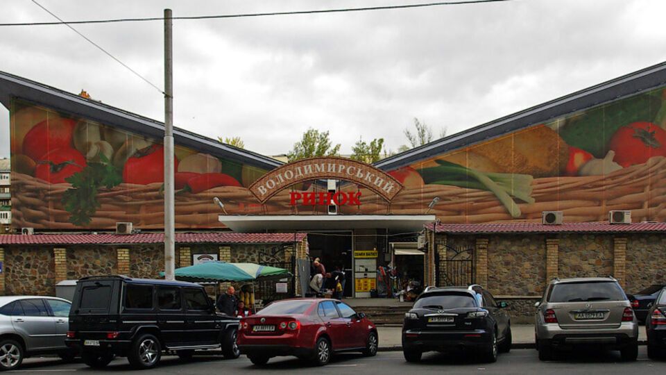 Вследствие пожара уничтожена кровля павильона