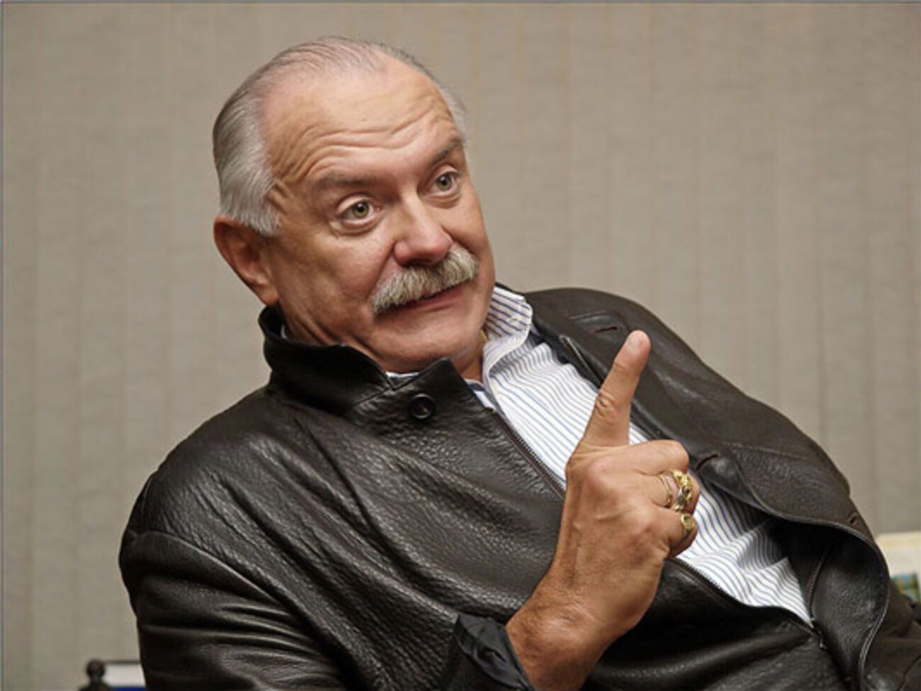 На месте происшествия обнаружили два металлических шарика диаметром 1,2 см и предполагаемый отпечаток обуви злоумышленника