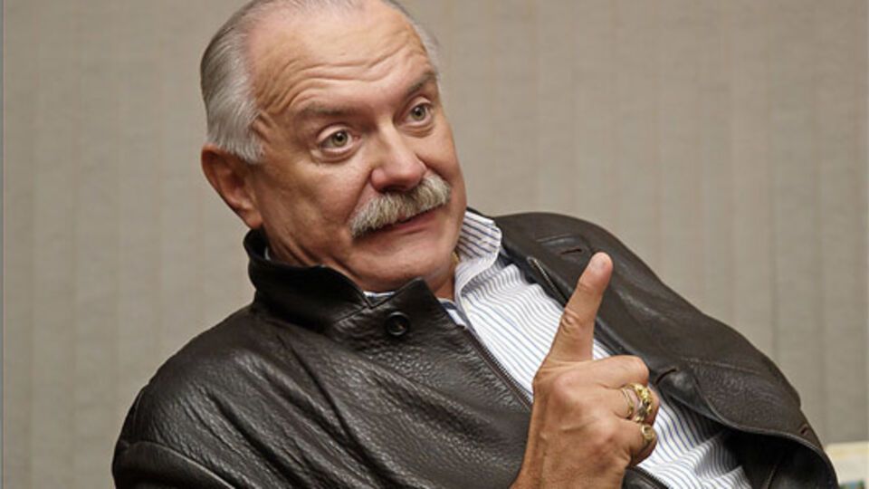 На месте происшествия обнаружили два металлических шарика диаметром 1,2 см и предполагаемый отпечаток обуви злоумышленника