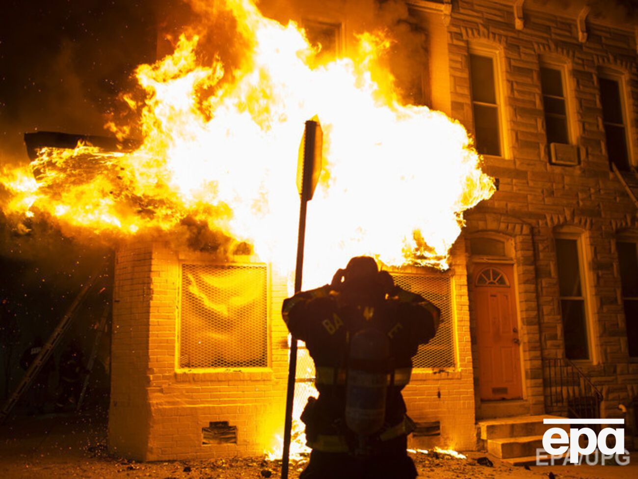 Стихийные акции протеста проходят в связи с гибелью после задержания полицией афроамериканца Фредди Грея