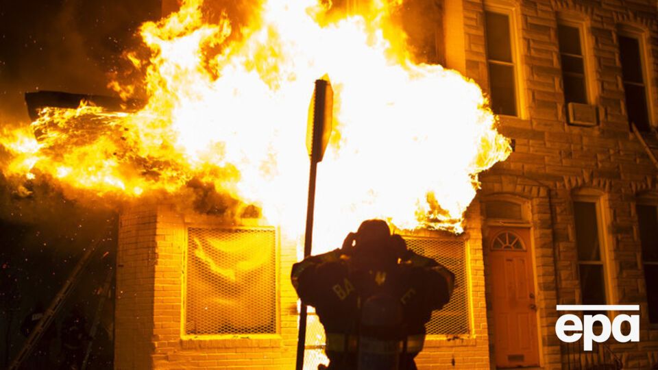 Стихийные акции протеста проходят в связи с гибелью после задержания полицией афроамериканца Фредди Грея
