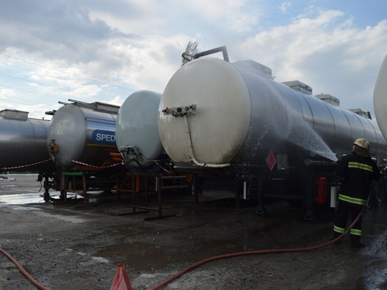 Цистерны с метанолом поливают водой, чтобы не допустить возгорания