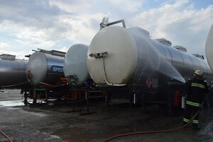 Цистерны с метанолом поливают водой, чтобы не допустить возгорания