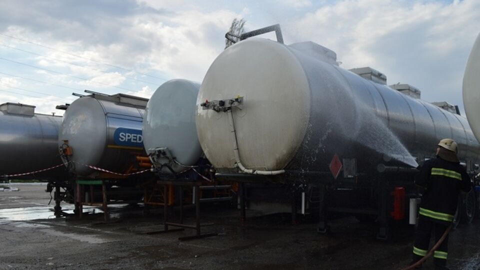 Цистерны с метанолом поливают водой, чтобы не допустить возгорания