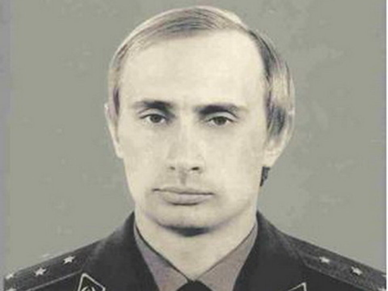 Согласно официальной биографии, Путин прослужил в КГБ почти 16 лет – с 1975-го по 1991-й