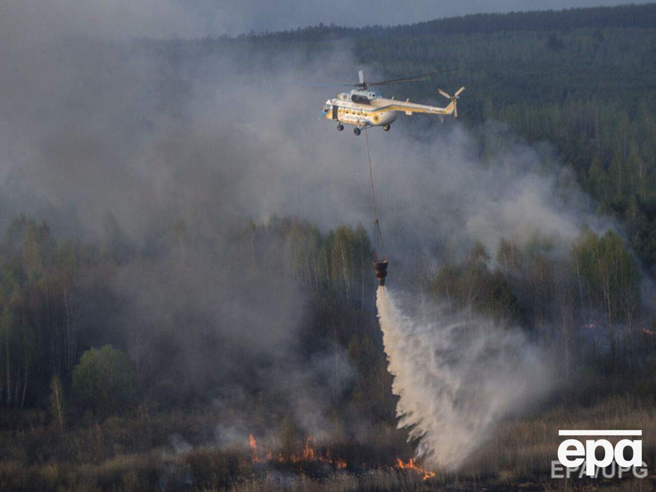 Пожар ликвидировать пока не удалось