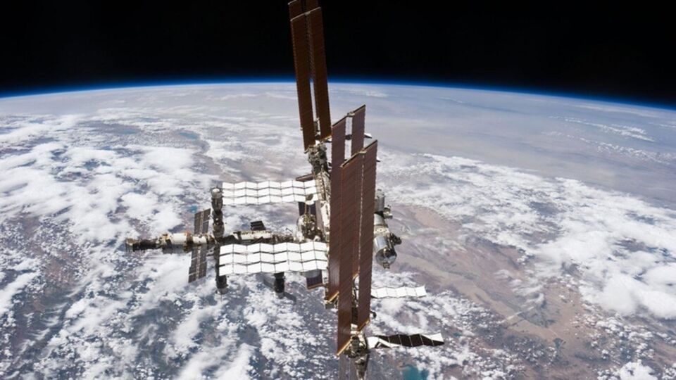 Роскосмос: Знамя Победы уже на МКС