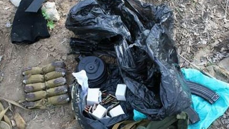 В тайниках правоохранители изъяли оружие и боеприпасы