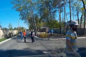 Момент нападения на журналистов