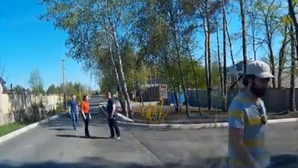 Момент нападения на журналистов