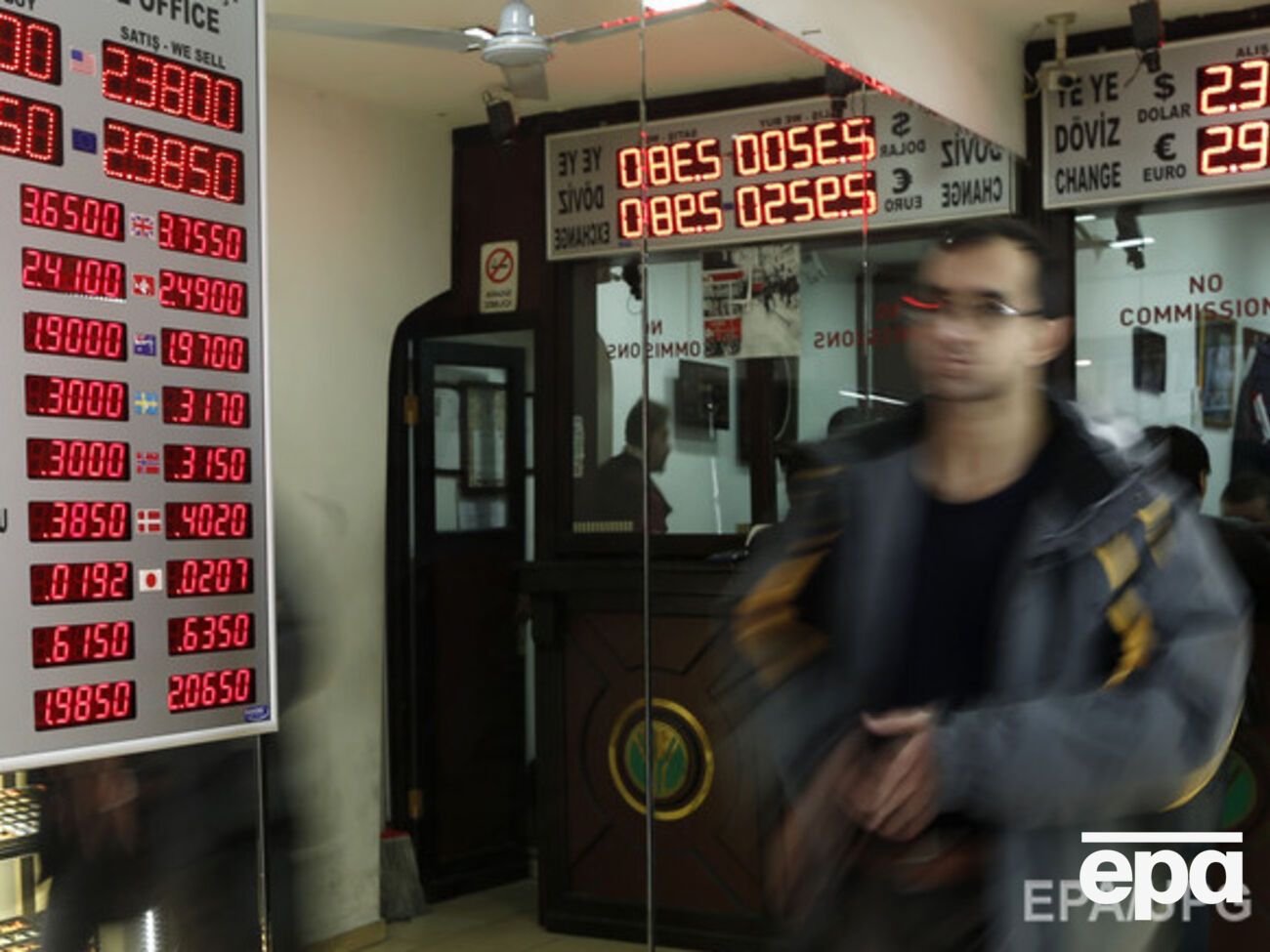 Курс гривны укрепился к доллару