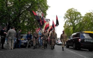 Колонна "Правого сектора" движется на пикет Администрации Президента