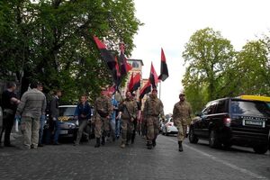 Колонна "Правого сектора" движется на пикет Администрации Президента