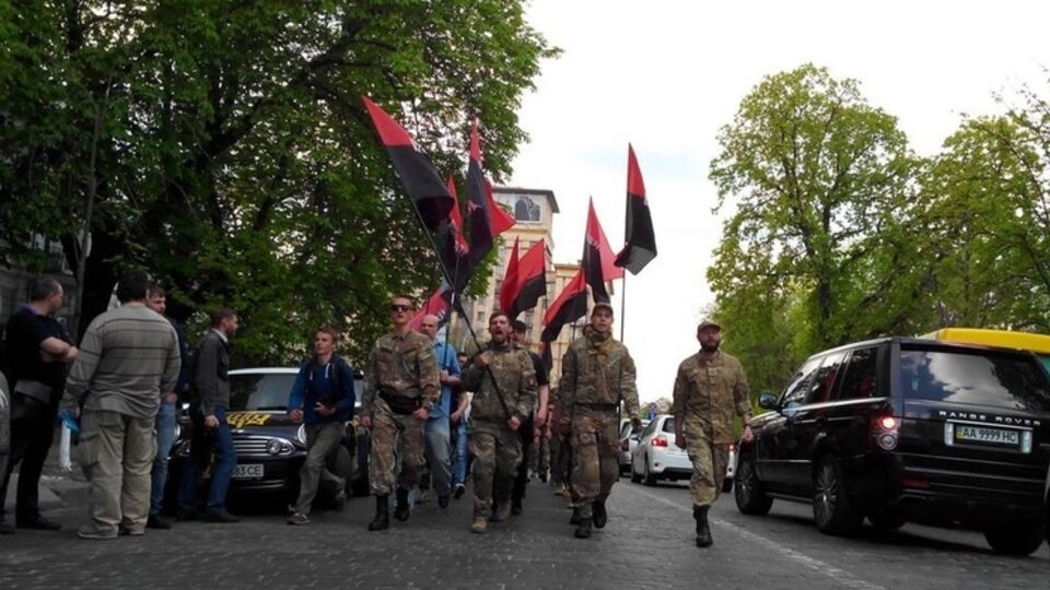 Колонна "Правого сектора" движется на пикет Администрации Президента