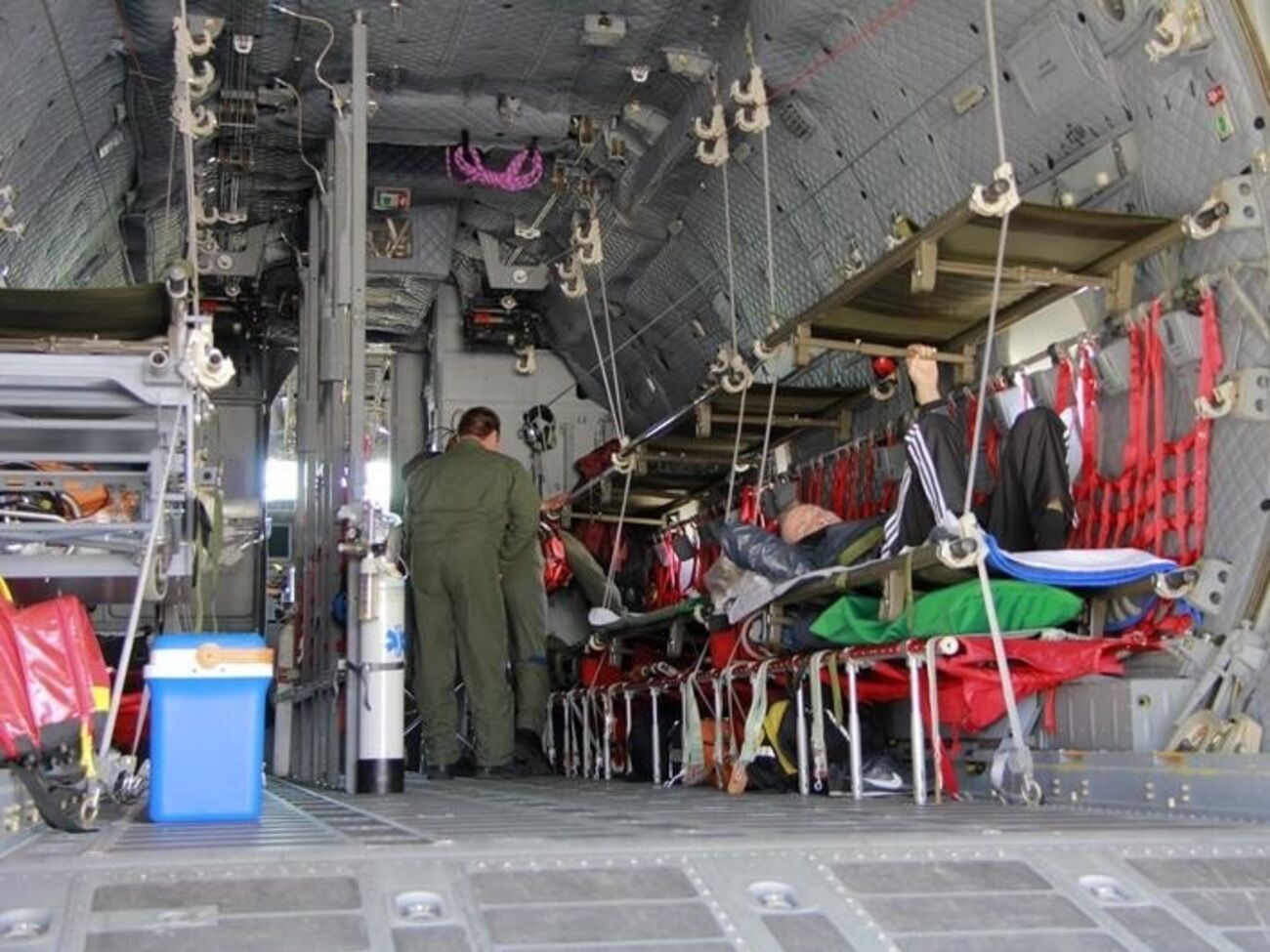 Самолет румынских ВВС "C-27 J Spartan"&nbsp;специально оборудован для перевозки раненых