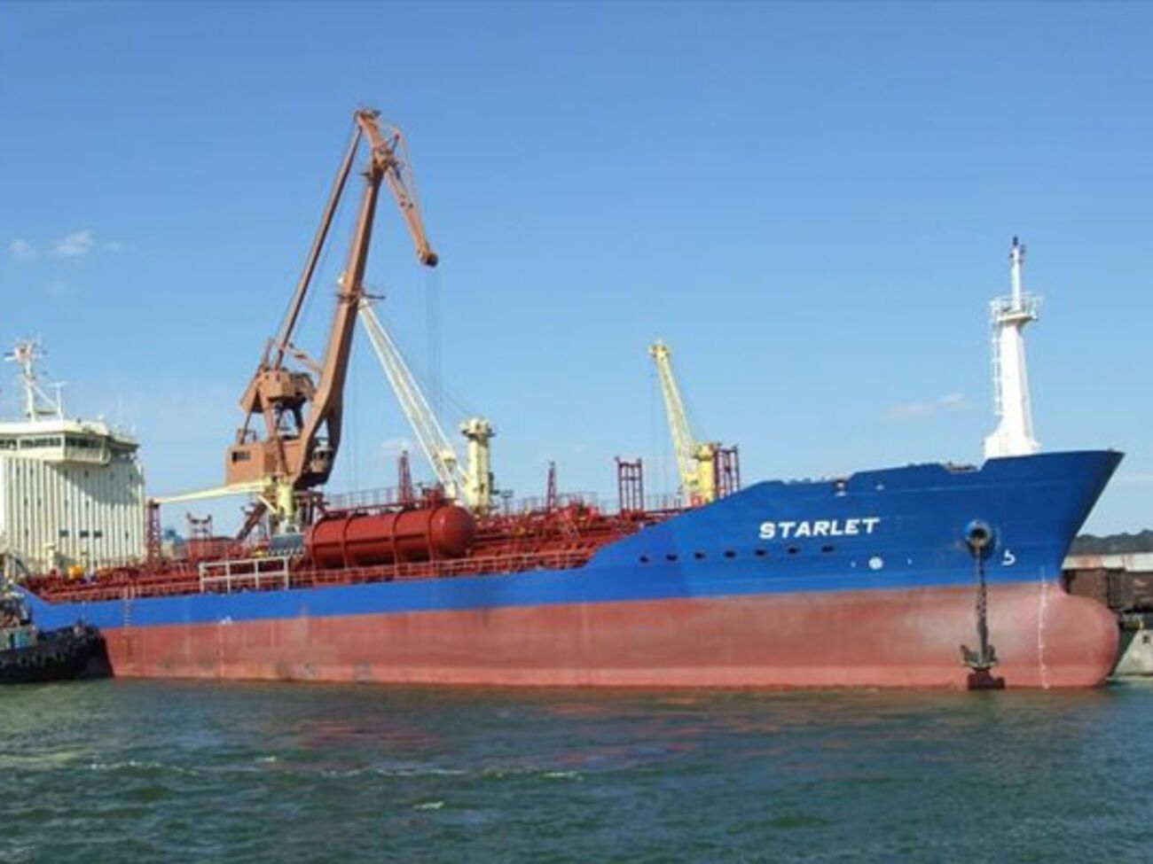 Танкер STARLET стоит под арестом в порту Ходейда с февраля 2015 года