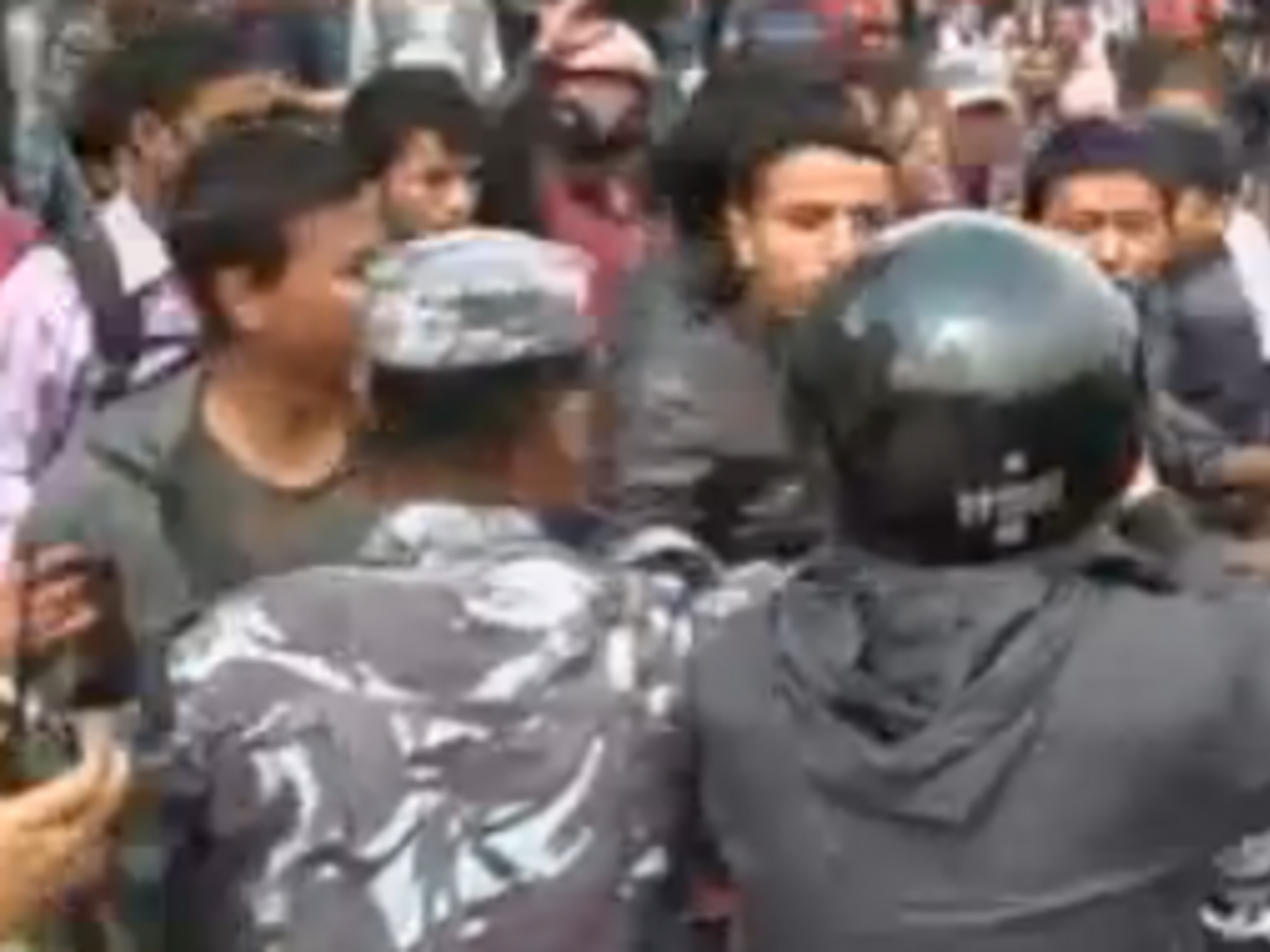 В ходе протестов произошли небольшие стычки с полицией, однако арестов не последовало