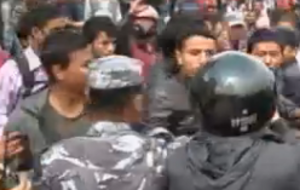 В ходе протестов произошли небольшие стычки с полицией, однако арестов не последовало