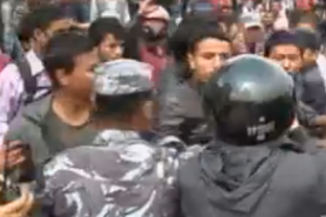 В ходе протестов произошли небольшие стычки с полицией, однако арестов не последовало