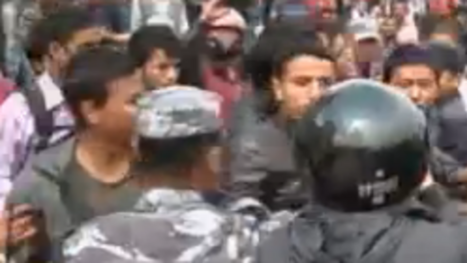 В ходе протестов произошли небольшие стычки с полицией, однако арестов не последовало