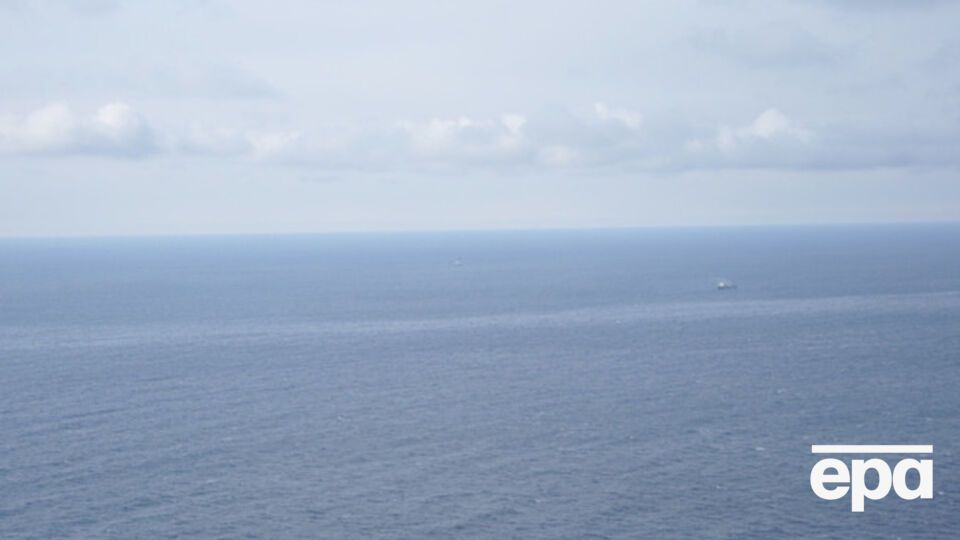 Траулер мог затонуть из-за слишком большого улова