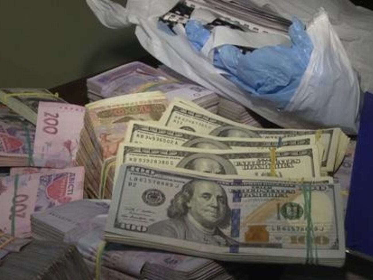 В ходе обысков милиционеры изъяли более 4 млн гривен наличными