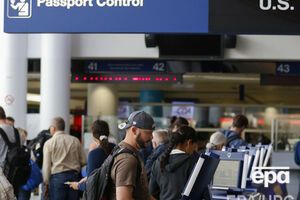 Загранпаспорта должны стоить 304 грн и 238 грн, считают в полиграфкомбинате "Украина"