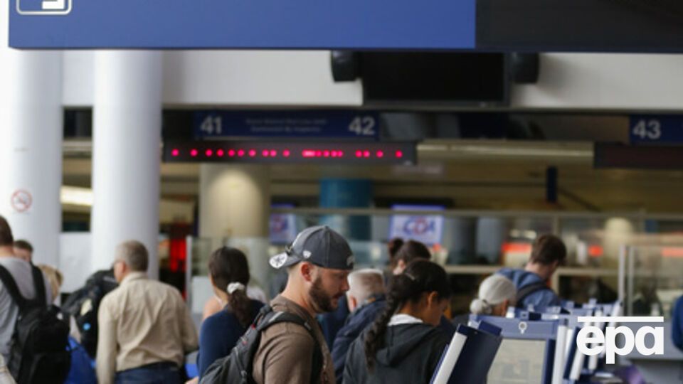 Загранпаспорта должны стоить 304 грн и 238 грн, считают в полиграфкомбинате "Украина"