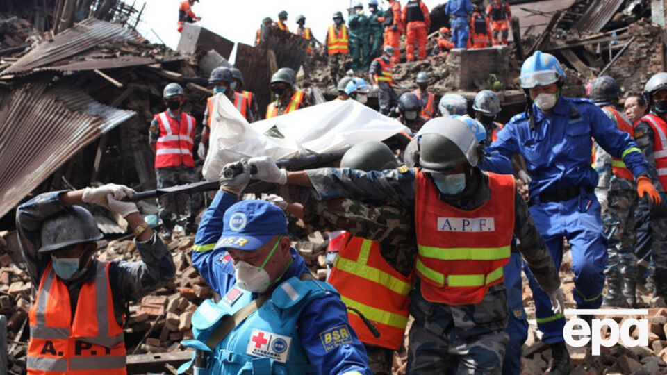 Число жертв землетрясения постоянно растет